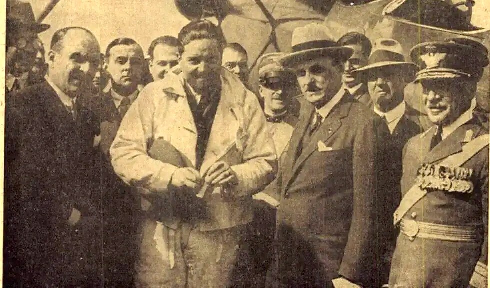 Prințul Bibescu printre aviatori și oficiali, fotografie de presă interbelică