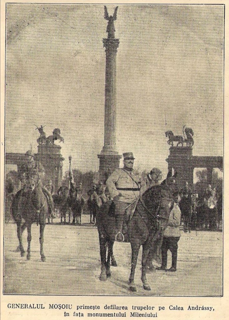 Generalul Traian Moșoiu călare, primind defilarea trupelor române pe Calea Andrássy din Budapesta, în fața monumentului Mileniului