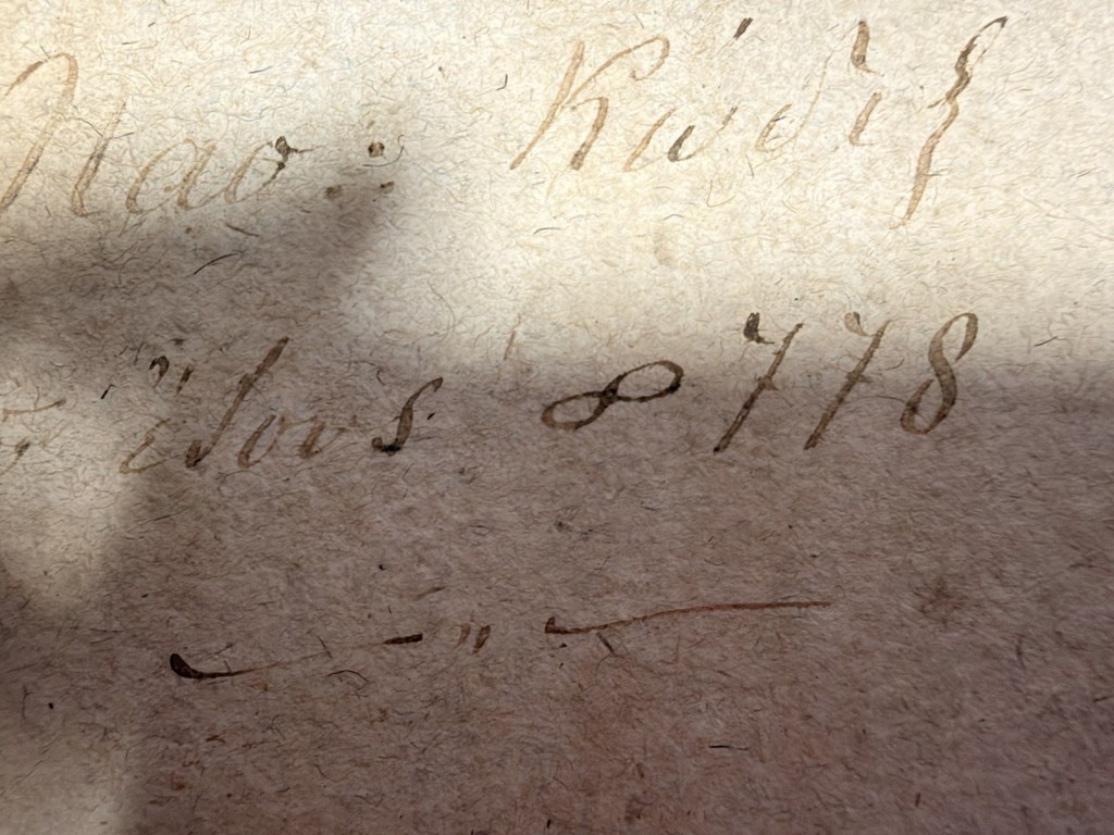Detaliu de manuscris cu anul masonic 5778 scris cu cerneală brună pe hârtie veche