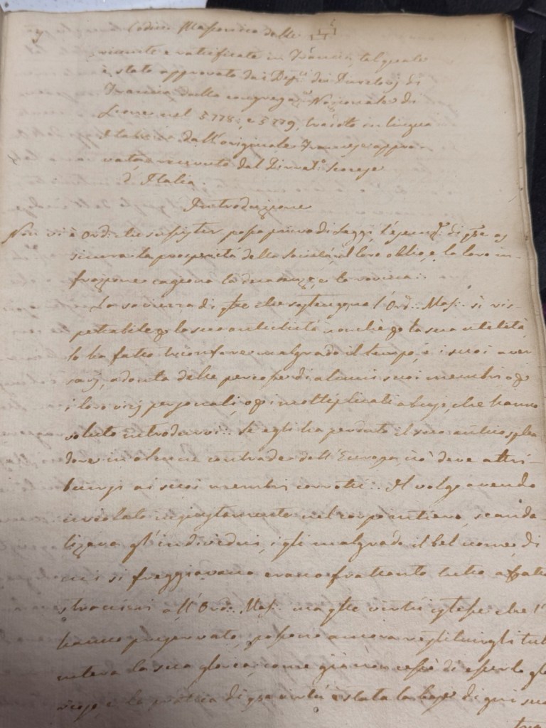 Prima pagină a manuscrisului italian „Codice Massonico delle logge riunite e rettificate in Francia”, scrisă cu cerneală brună, cu titlul și începutul introducerii