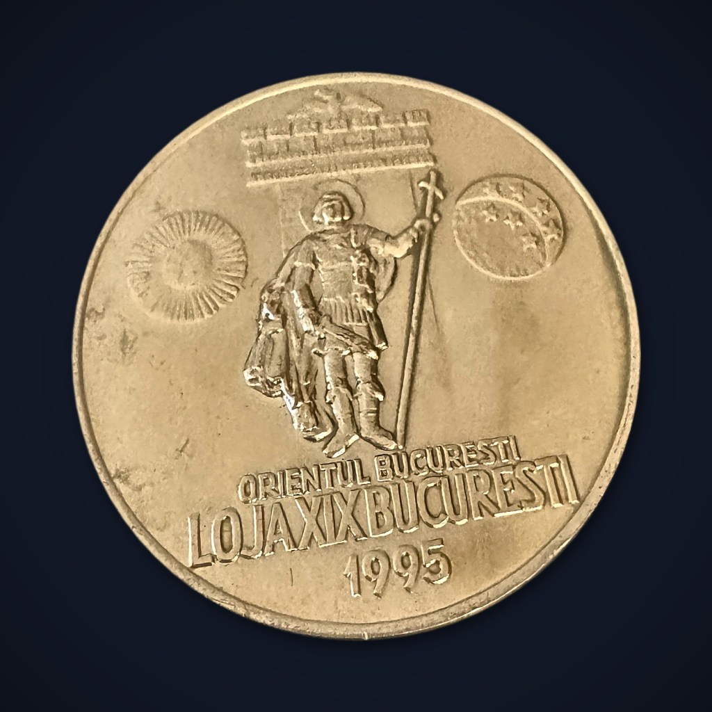 Medalie aurie cu un personaj cu nimb, în armură și mantie, ținând o lance cu cruce, între soare și luna cu stele, cu inscripția Orientul București, Loja XIX București, 1995