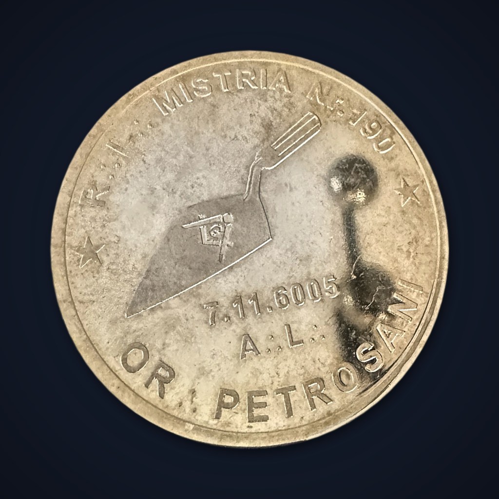 Medalie aurie cu o mistrie pe care sunt gravate echerul și compasul, cu inscripția R.L. Mistria nr. 190, Or. Petroșani, 7.11.6005 A.L.
