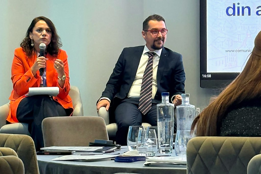 Ciprian Păun alături de moderatoare în panelul conferinței Comunicarea în Sănătate