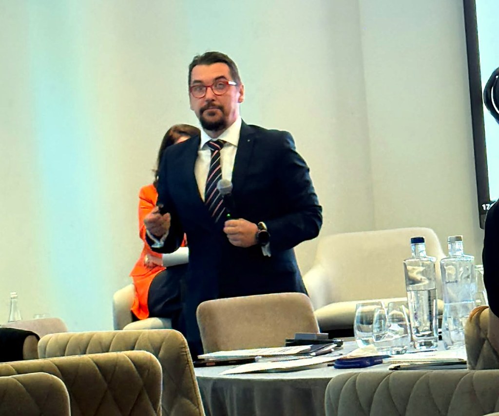 Ciprian Păun vorbind la conferința Comunicarea în Sănătate