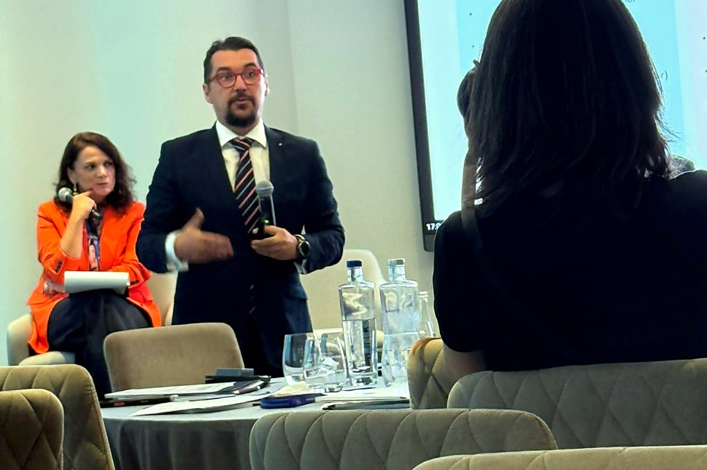 Ciprian Păun prezentând slide-ul Semaforul comunicării