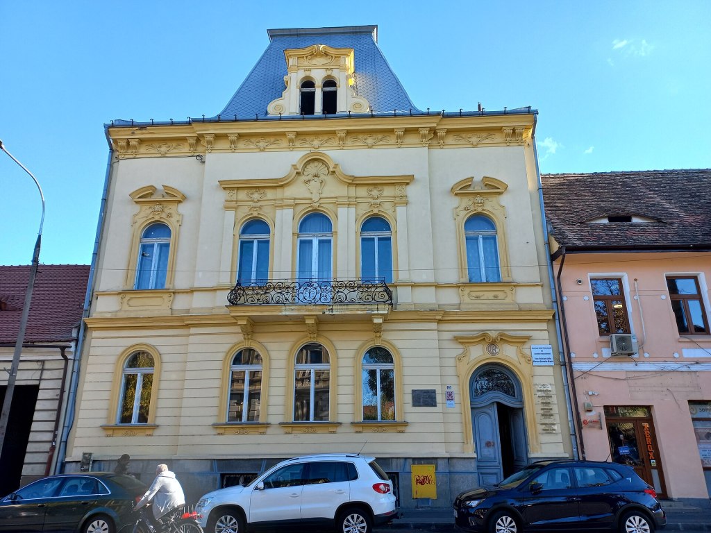 Casa lui Partenie Cosma din Sibiu, clădire cu etaj și fațadă galbenă
