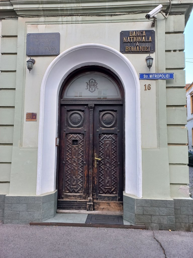 Intrarea fostului palat al Băncii Albina din Sibiu, pe strada Mitropoliei nr. 16