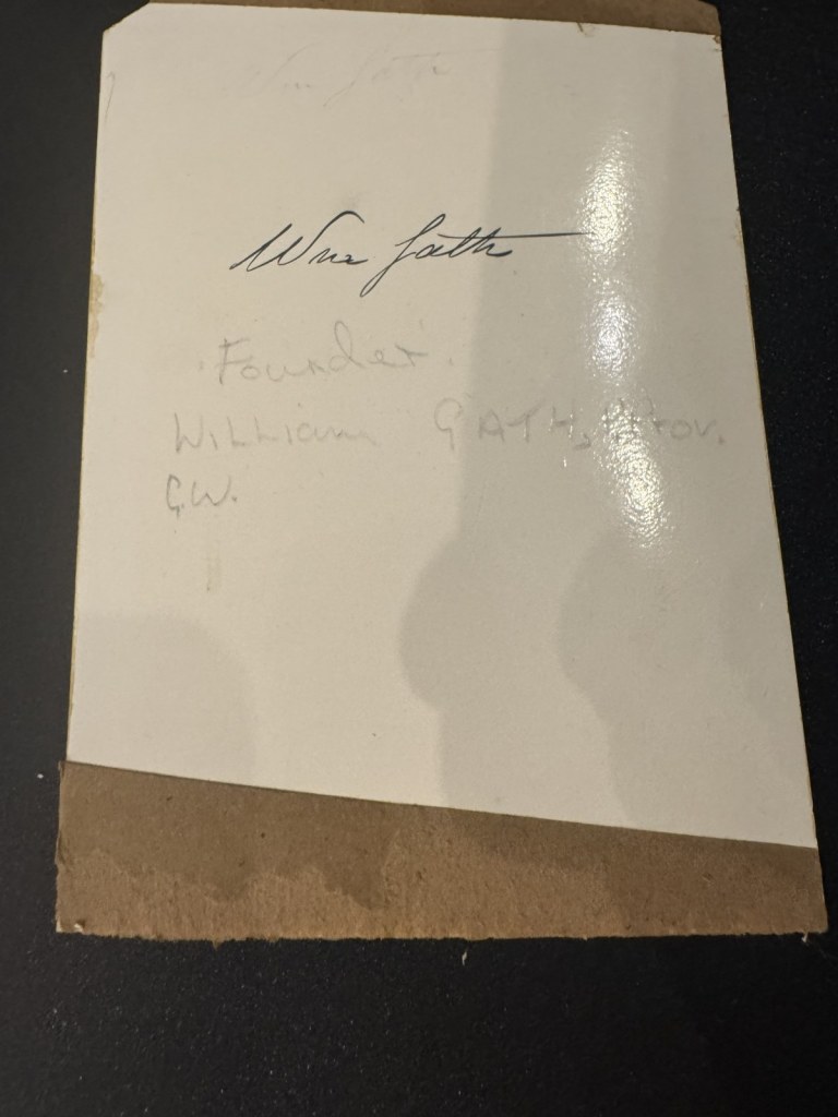 Versoul fotografiei, cu semnătura Wm Gath în cerneală și nota în creion Founder, William Gath, P. Prov. G.W.